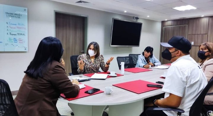 mirelct's tweet photo. #11Mar||  Reunión estratégica con la Gobernadora del estado Aragua @Soykarinacarpio coordinando acciones para la atención jurídica e integral de la población privada de libertad en estado Aragua, en garantía de los Derechos Humanos #DiálogoEsReconciliación @NicolasMaduro https://t.co/SZj1yq3lrl
