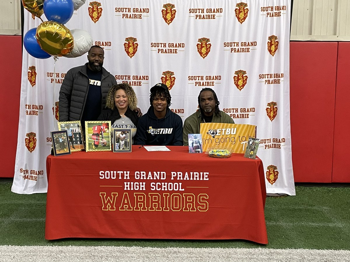 Coach_DeLay's tweet photo. Congrats to our ETBU signees this morning! @1KendallJohnson @KendallHatten @XavierMiranda08 https://t.co/PsVlimqCxB