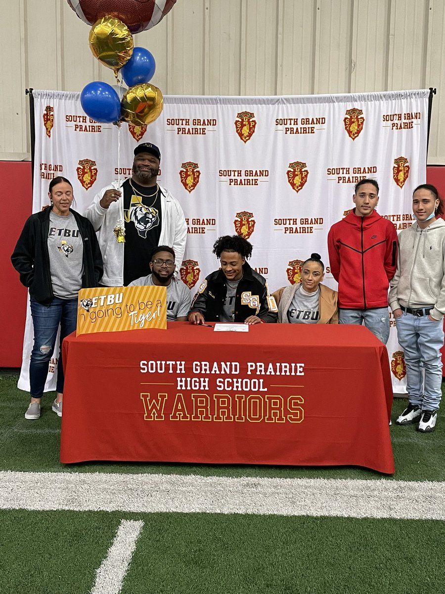 Coach_DeLay's tweet photo. Congrats to our ETBU signees this morning! @1KendallJohnson @KendallHatten @XavierMiranda08 https://t.co/PsVlimqCxB