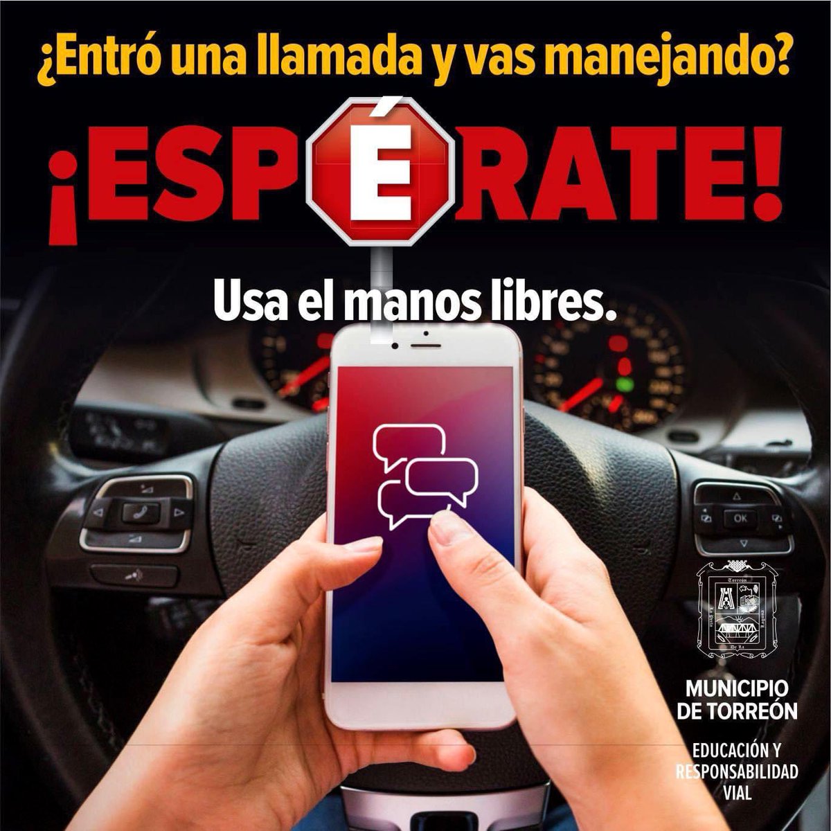 MunicipioTRC's tweet photo. Usar el celular mientras manejas, ¡te distrae! Y puedes provocar un accidente. Mejor, usa el manos libres. O, si es urgente, estaciónate y apaga el carro.
Recuerda que usar tu celular en un semáforo o con el auto estacionado y prendido, ¡es motivo de multa!
¡Espérate! https://t.co/8Y3LFqIHQf