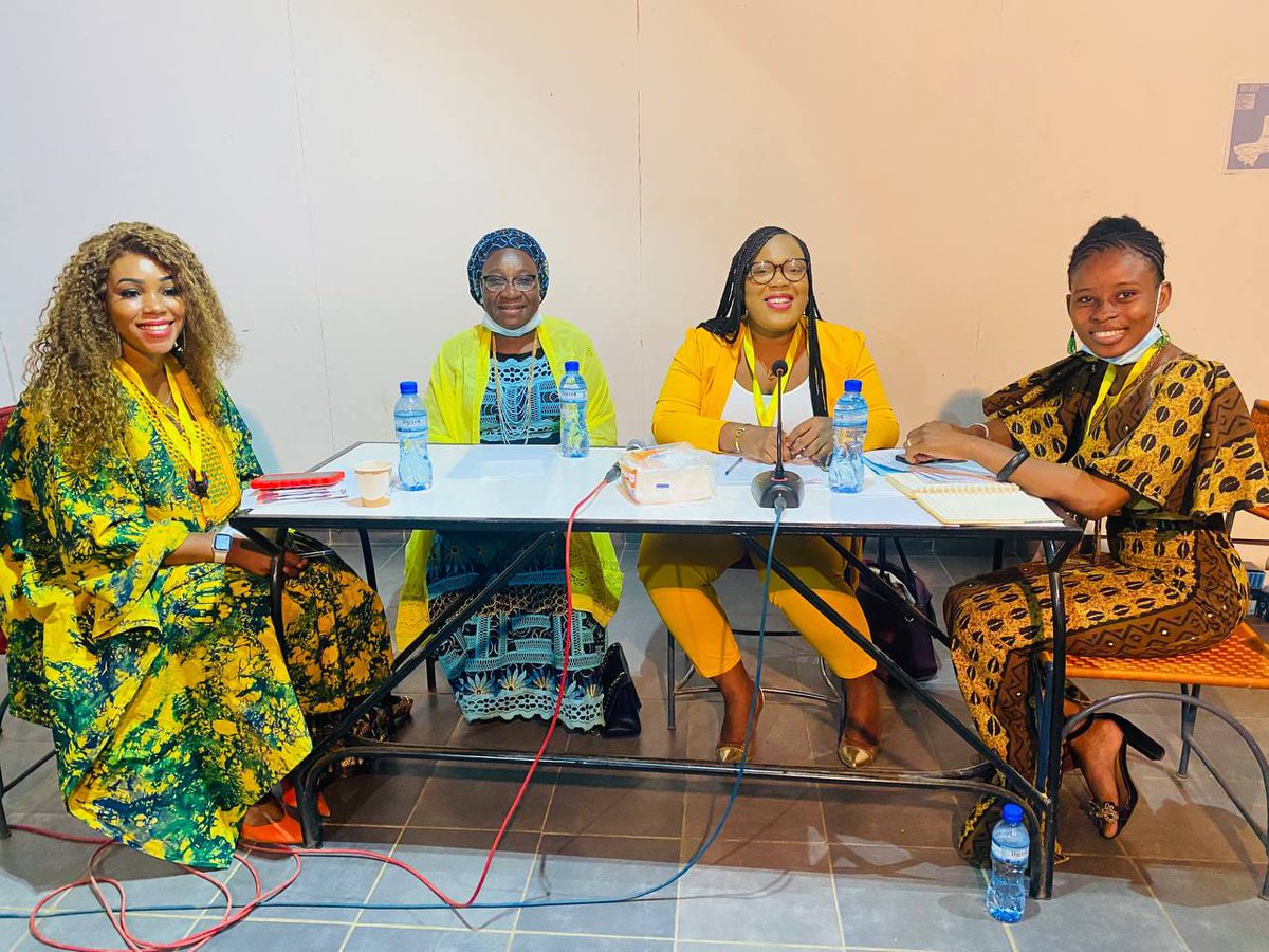 AloakinnouB's tweet photo. Un panel constitué par Mme #Hadari #Zeinabou , Directrice de cabinet en second du 1er Ministre Nigérien, Mme Carelle Golli Juriste et #Politologue de la Côte d'Ivoire puis #Sokona Jeune Feministe du Mali. https://t.co/oKqG8t0Vdf