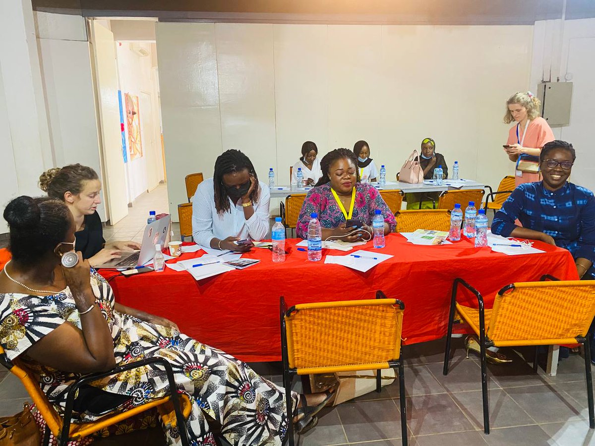 AloakinnouB's tweet photo. Un panel constitué par Mme #Hadari #Zeinabou , Directrice de cabinet en second du 1er Ministre Nigérien, Mme Carelle Golli Juriste et #Politologue de la Côte d'Ivoire puis #Sokona Jeune Feministe du Mali. https://t.co/oKqG8t0Vdf