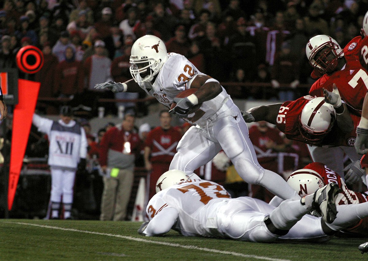 RT @InsideTexas: IT Photo of the day: Cedric Benson runs through the corn #HookEm https://t.co/R2FRFJC1iU