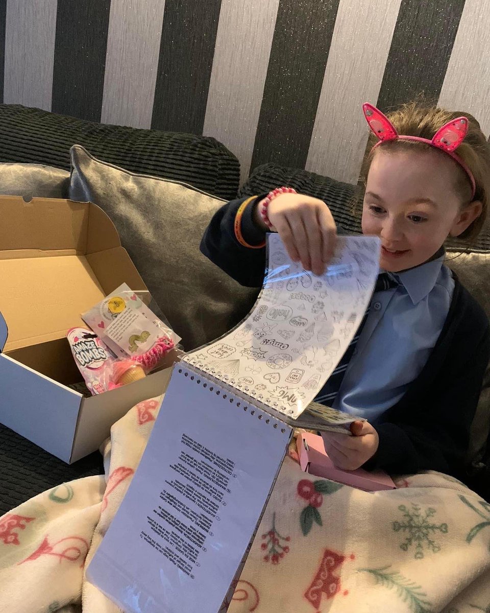 kindnesscardsp's tweet photo. Esme with her kindness package ❤️ Esme is an incredible little girl. She is 8 years old, and has CRPS. She is amazing and so brave. It’s so lovely to see her smiling with her kindness package 🧡
#oldham #oldhamhour #charity #kindness #kindnesscardsproject https://t.co/DHaWIPanJs