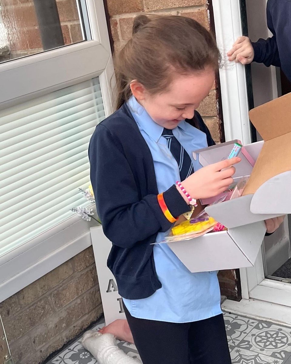 kindnesscardsp's tweet photo. Esme with her kindness package ❤️ Esme is an incredible little girl. She is 8 years old, and has CRPS. She is amazing and so brave. It’s so lovely to see her smiling with her kindness package 🧡
#oldham #oldhamhour #charity #kindness #kindnesscardsproject https://t.co/DHaWIPanJs