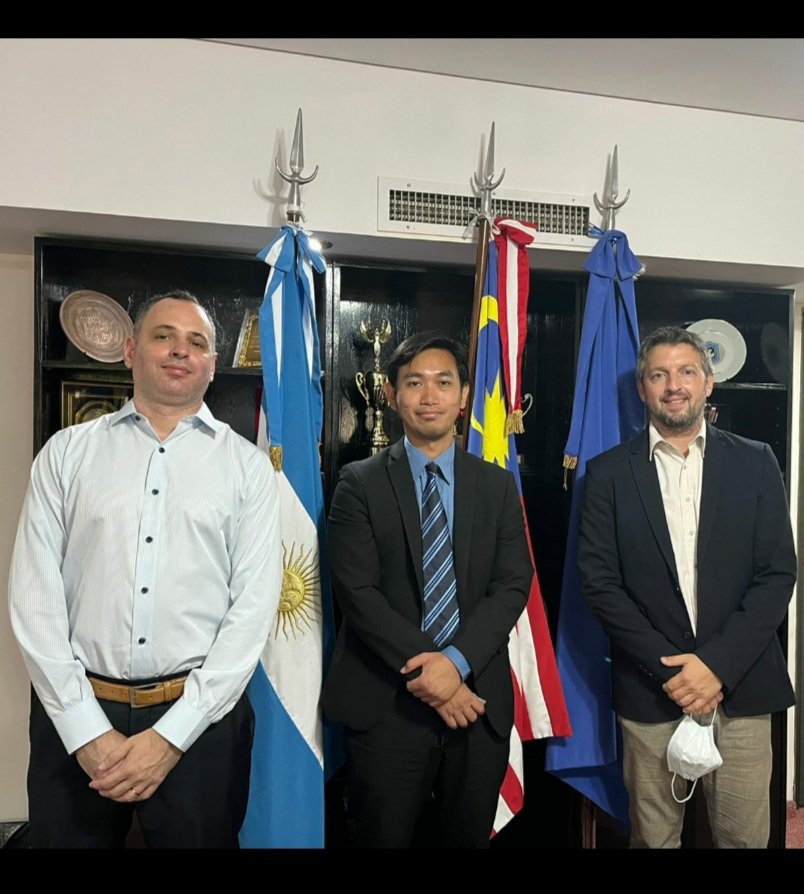 myembassyba's tweet photo. El Ministro Consejero, Ahmad Shazril se reunió con el Sr. Gonzalo Meschengieser, Jefe de Relaciones Internacionales (AYSA- Agua y Saneamientos Argentinos). La empresa argentina se dedica a suministrar servicios de agua y saneamiento a toda la ciudad de Buenos Aires. https://t.co/DcIgDYiT4c