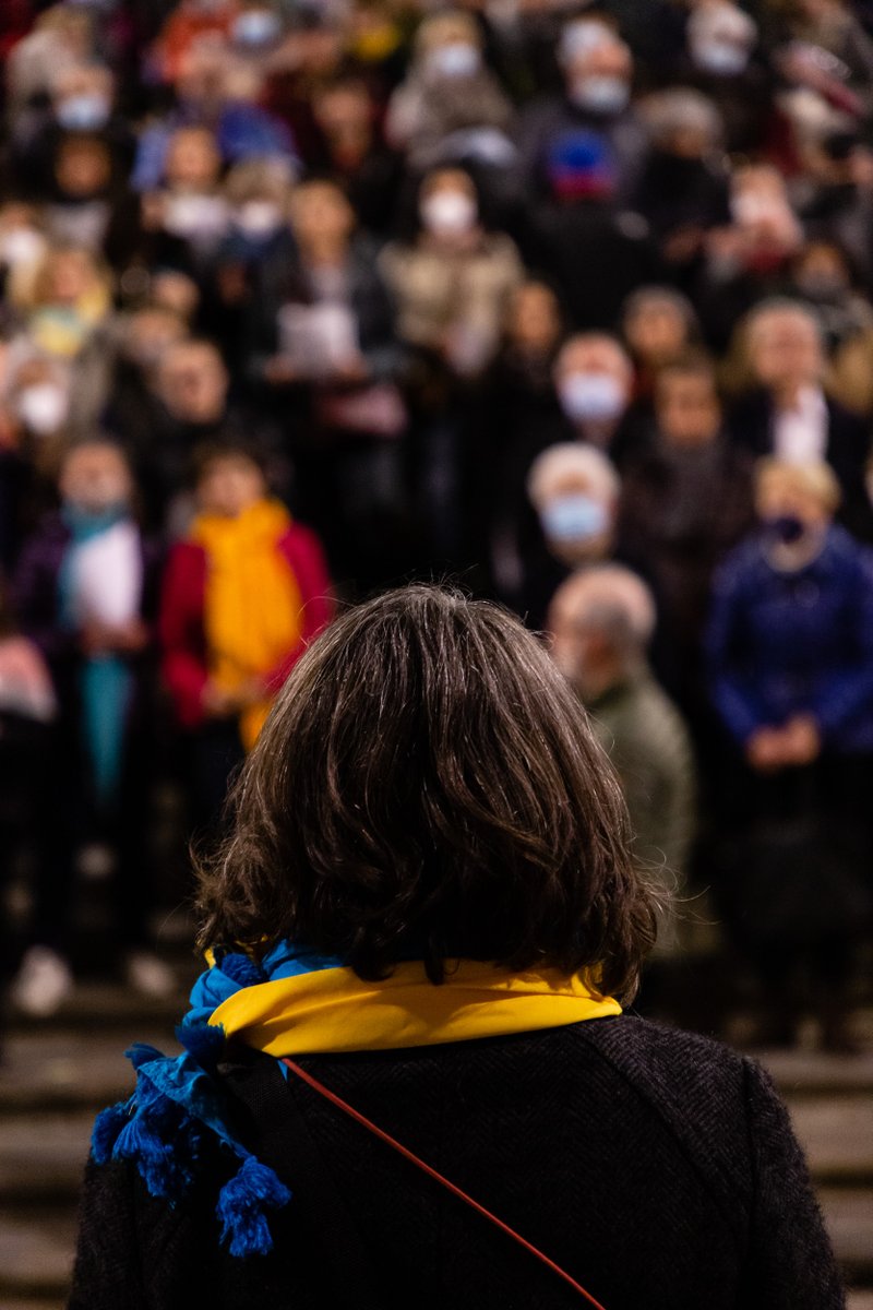 EstudiFGH's tweet photo. La Coral Familiar del @ConservatoriGi va cantar per la #pau a #Ucraïna ahir a les escales de la catedral de Girona juntant quasi 400 persones.
@DiputacioGirona 

#Ukraine #Girona #Photography #Freelancer #EstudiFGH https://t.co/IXjcDV3rFI