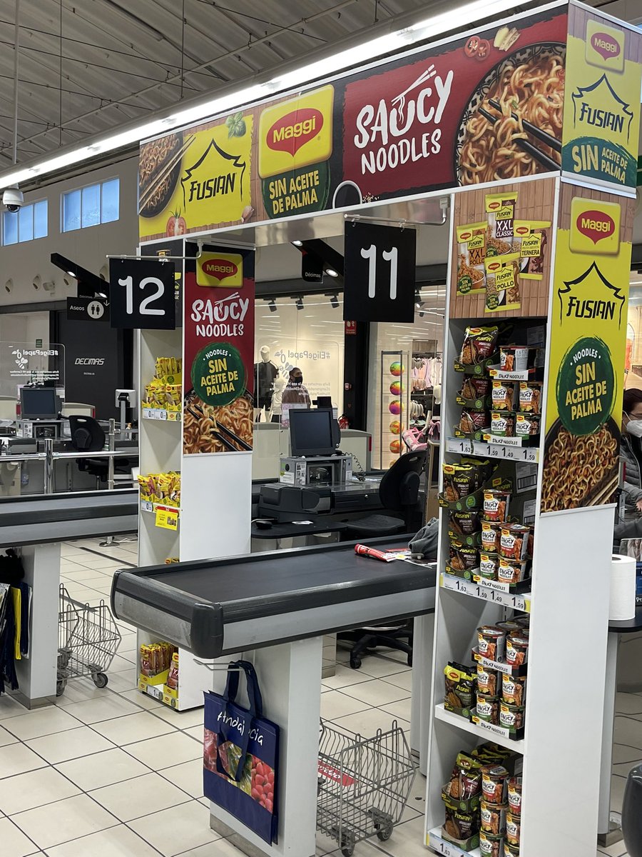 KarendeLoos's tweet photo. In de #retail praten we vaak over ‘de laatste meter’. Die hebben ze hier bij de Carrefour in Cartaya (Spanje) in ieder geval lekker gevuld met een display hier en daar! #design #branding #visualmerchandise https://t.co/JjCAokCXgd