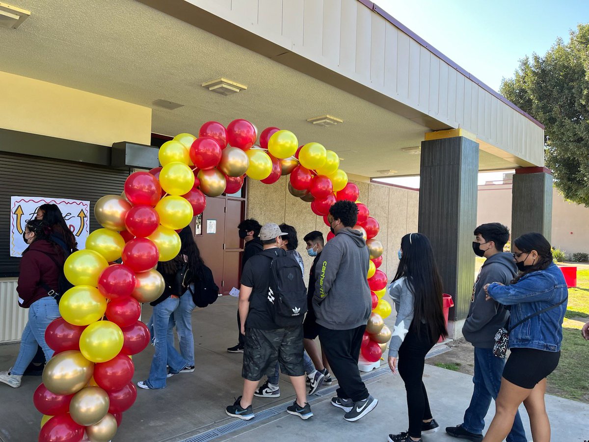 SOMBuccaneers's tweet photo. SOM students at SOH for Raider Day. #sweetwateruhsd #scibarron #southweststrong #SUHSD @SUHSD @SOMBuccaneers https://t.co/OeC2pZVGi6 https://t.co/BI9b7blBhz
