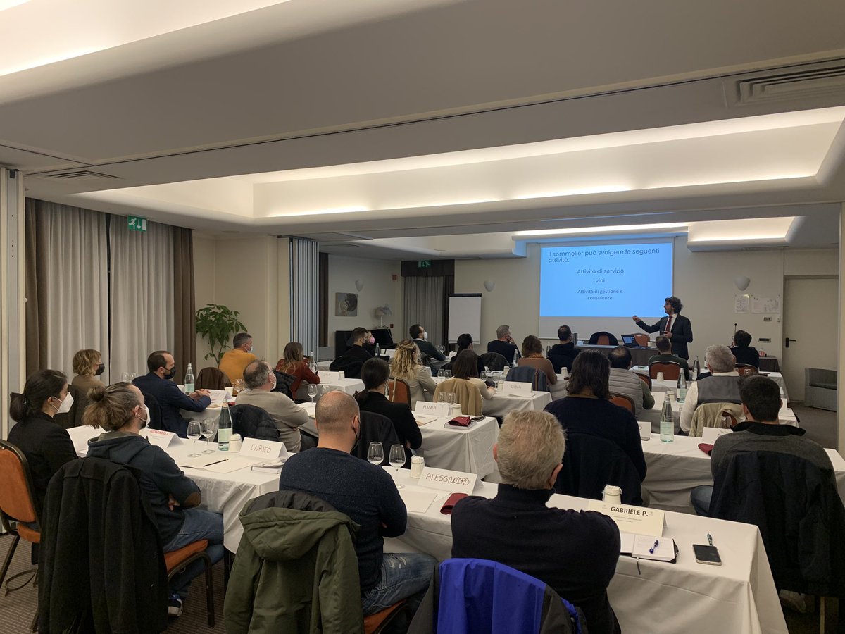 FisarVenice's tweet photo. CORSO SOMMELIER - PRIMO LIVELLO.
Iniziato questa sera presso Hotel Ai Pini Mestre il primo livello del Corso Sommelier. È l’inizio di un affascinante percorso formativo per conoscere in maniera approfondita e professionale il mondo del vino.
Un saluto ai nostri neo corsisti https://t.co/mkKjEXvLQY