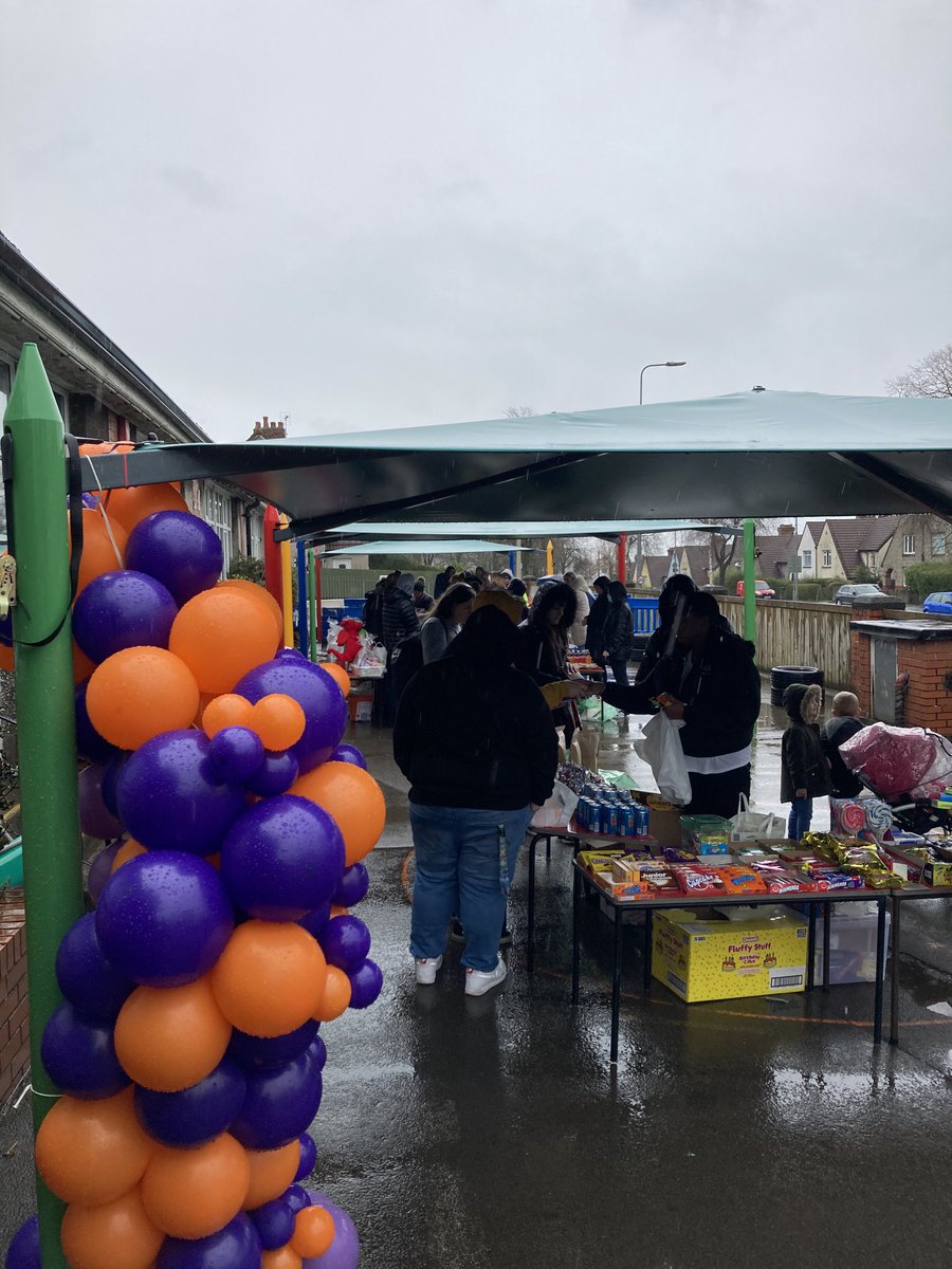 windsorcliveps's tweet photo. Thank you to everyone who supported ⁦@helpforharri⁩ today. 

There was a brilliant turnout of parents, families and the local community. 

Over £1,000 was raised today which is a superb effort. 

Thank you to all the parents who helped run today #helpforharri https://t.co/gI3zndcoc9