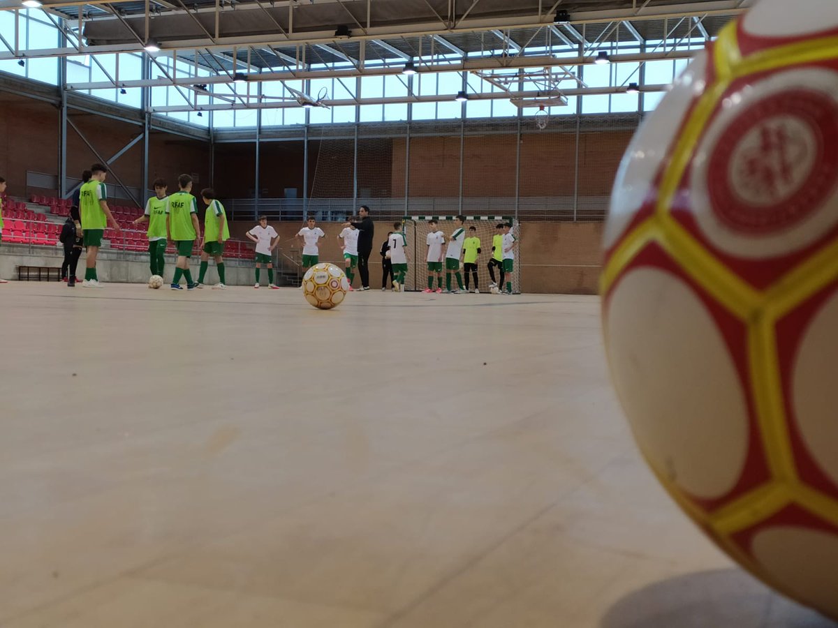 RFAF (@rfaf) on Twitter photo 🥅 Fútbol Sala
🏃♂️ La #AndaluzaInfantilFS encara su último entrenamiento previo al amistoso de mañana sábado frente al Cadete del <a href="/PozoblancoFS/">PozoblancoFutbolSala</a> a las órdenes de Roberto Elvira
🔜 Los infantiles jugarán el Nacional en #Salou entre el 11 y 15 de abril
💟 #FutsalRFAF 🥅 Fútbol Sala
🏃♂️ La #AndaluzaInfantilFS encara su último entrenamiento previo al amistoso de mañana sábado frente al Cadete del <a href="/PozoblancoFS/">PozoblancoFutbolSala</a> a las órdenes de Roberto Elvira
🔜 Los infantiles jugarán el Nacional en #Salou entre el 11 y 15 de abril
💟 #FutsalRFAF