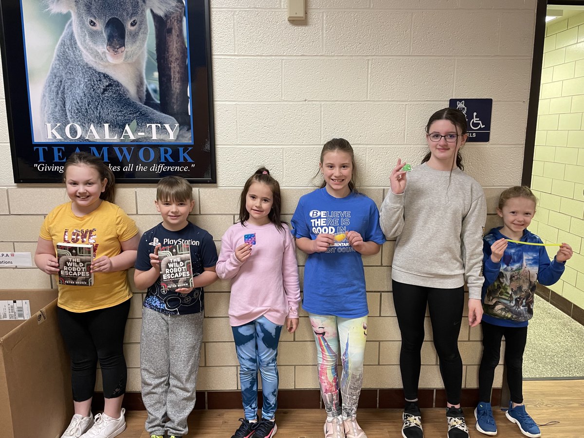 Title1Kidder's tweet photo. -The students have enjoyed finding Roz pictures hidden in the halls all week and this time some were stuck on Officer Witthunh's belt! 
-Students who bought a water bottle have gotten the chance to decorate them with stickers :)
-Todays trivia winners
#KidderPRIDE @DonnakaSpencer https://t.co/lYdy6qLIl7