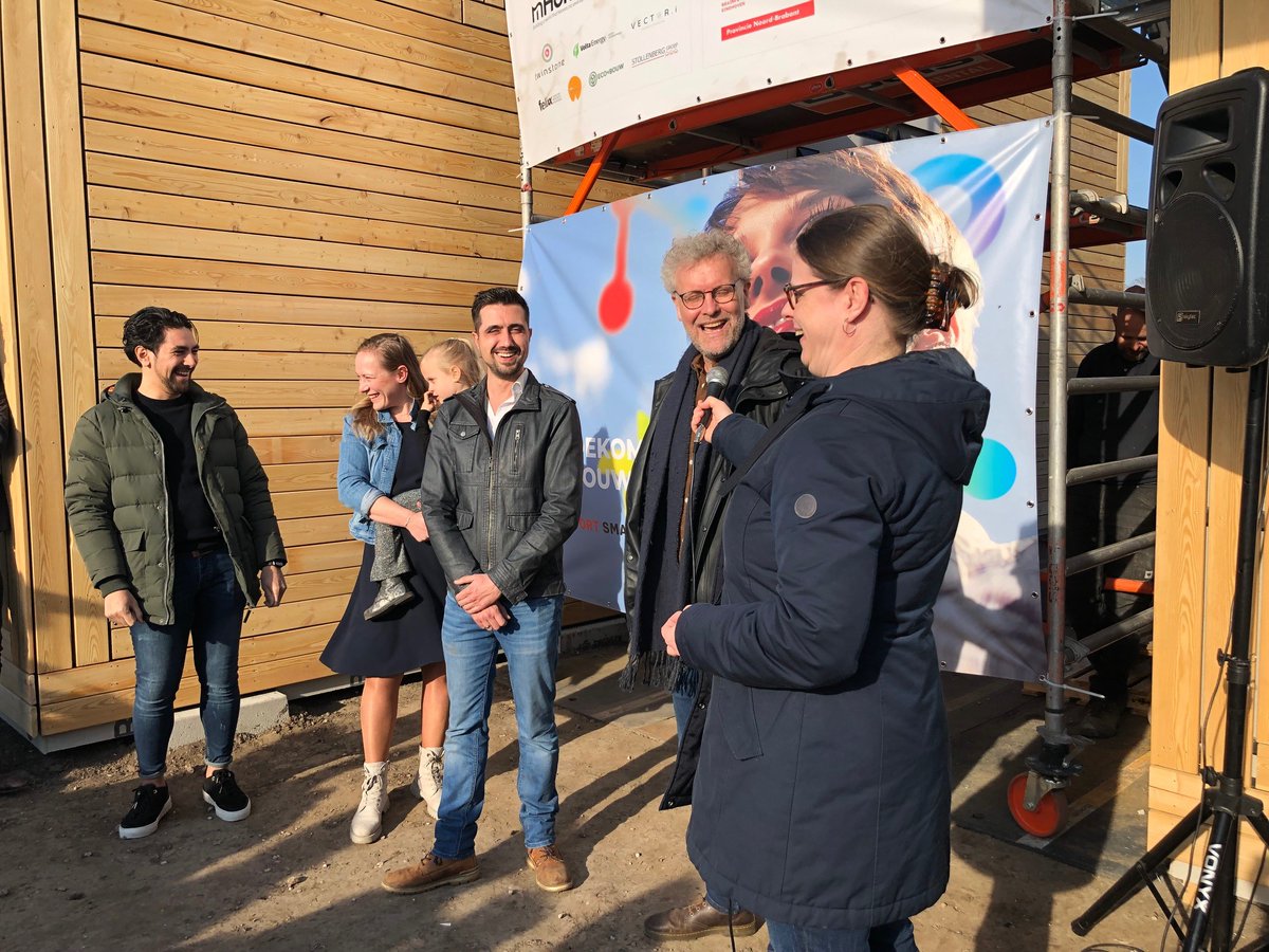 Proost op de officiële start van de wijk van de toekomst en de eerste groep bewoners! 🥂brainportsmartdistrict.nl/proost-op-de-e…