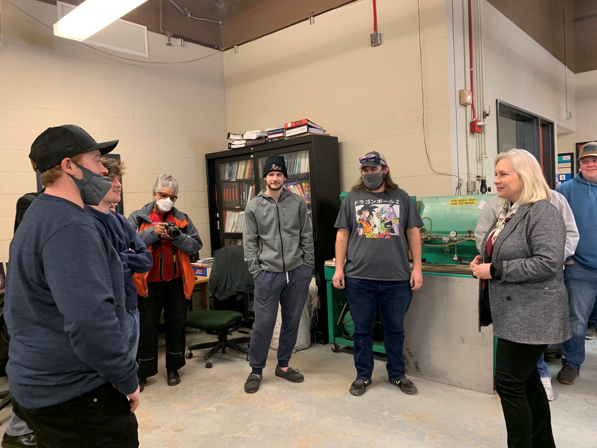 gillibrandny's tweet photo. America's greatest resource is American workers! Here at the Nevaldine Technology Center at @SUNYCantonNews, students are training for the future of manufacturing. My Made in America Manufacturing Communities Act will create the good jobs that will support their communities. https://t.co/IvVn74NWAq