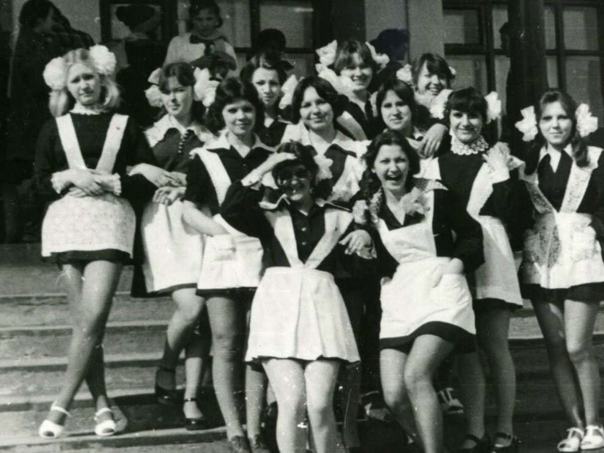 Старшеклассницы 1980-х. Девчонки, здоровья вам!
Фото из инета.