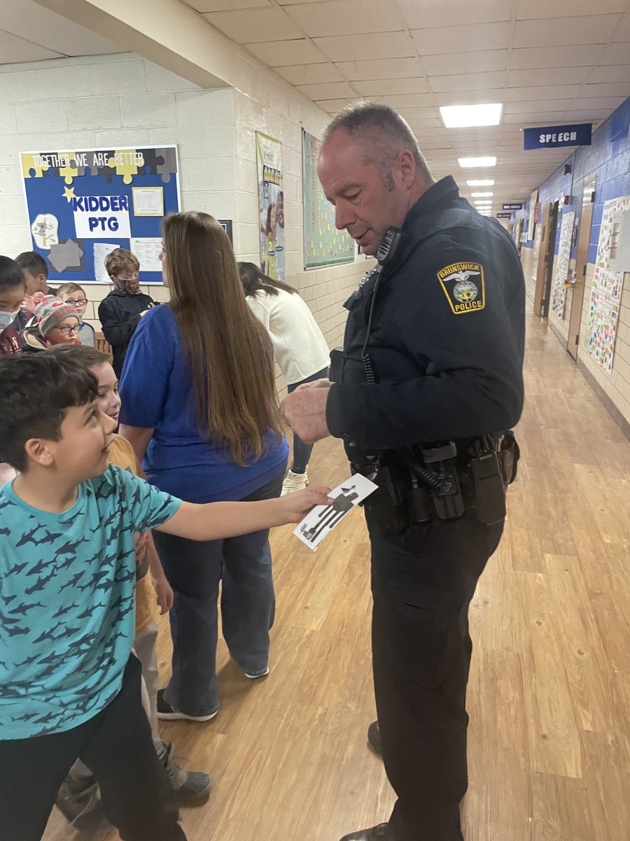 Title1Kidder's tweet photo. -The students have enjoyed finding Roz pictures hidden in the halls all week and this time some were stuck on Officer Witthunh's belt! 
-Students who bought a water bottle have gotten the chance to decorate them with stickers :)
-Todays trivia winners
#KidderPRIDE @DonnakaSpencer https://t.co/lYdy6qLIl7