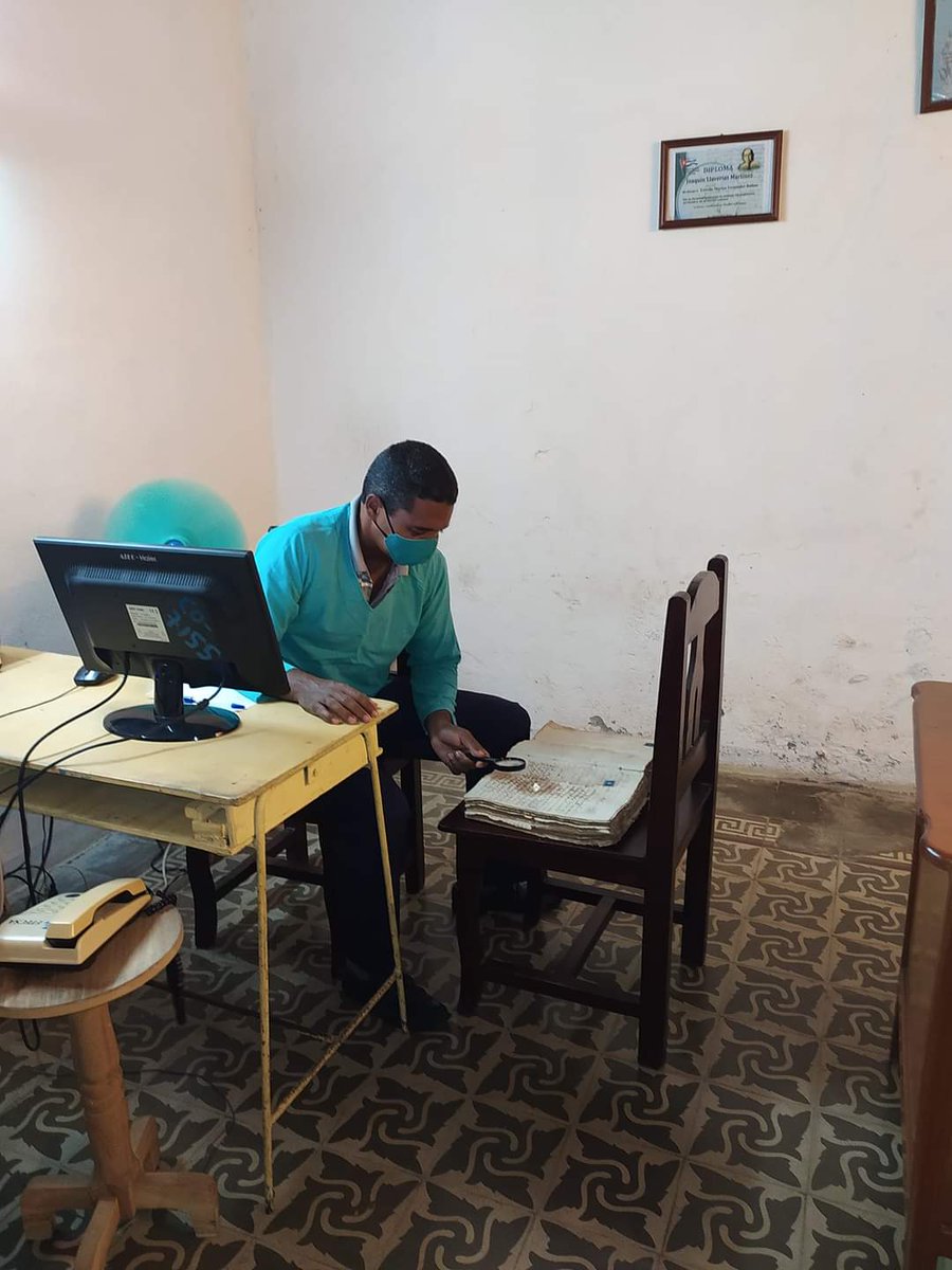 Citmagtm's tweet photo. En el #ArchivoHistórico Municipal de #Baracoa el especialista Willy Ruiz Guilarte, trabaja en expedir una copia certificada relacionada con la compraventa de un Solar, localizada en el #ProtocoloNotarial del prestigioso notario baracoeso Pelayo Cuervo Navarro, año 1926 Tomo II. https://t.co/wVKe2CGW71