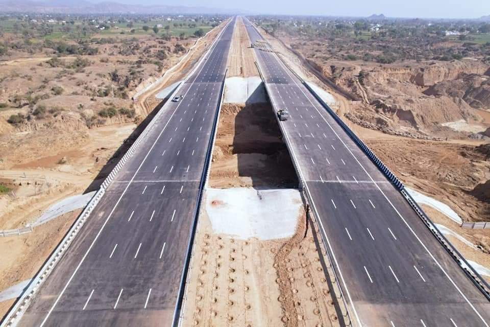 SunilYadavBJP's tweet photo. तस्वीरें राजस्थान दौसा की हैं
ये है नया दिल्ली-मुम्बई एक्सप्रेसवे

इस एक्सप्रेसवे के बनने से दिल्ली से मुम्बई 12 घंटे में पहुँच पाएंगे,वहीं इस बेल्ट के Industrial इलाकों की connectivity को जबर्दस्त boost भी मिलेगा #PragatiKaHighway
#TrustNaMo #ModiMatters

https://t.co/uXqRU3zXij https://t.co/jInEDQdv8L
