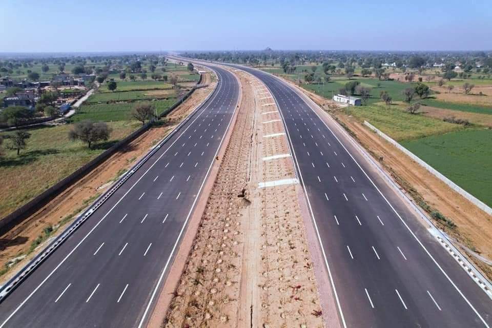 SunilYadavBJP's tweet photo. तस्वीरें राजस्थान दौसा की हैं
ये है नया दिल्ली-मुम्बई एक्सप्रेसवे

इस एक्सप्रेसवे के बनने से दिल्ली से मुम्बई 12 घंटे में पहुँच पाएंगे,वहीं इस बेल्ट के Industrial इलाकों की connectivity को जबर्दस्त boost भी मिलेगा #PragatiKaHighway
#TrustNaMo #ModiMatters

https://t.co/uXqRU3zXij https://t.co/jInEDQdv8L
