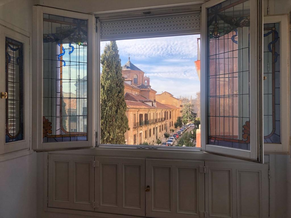 La escuela de español TILDE MADRID tiene nueva casa en la Plaza de la Encarnación, 3. Madrid 28013. Tras dos años de clases online a causa de la pandemia, ¡volvemos a las clases presenciales pero en una nueva ubicación! #aprendeespañol #españolenmadrid #españolparaadultos