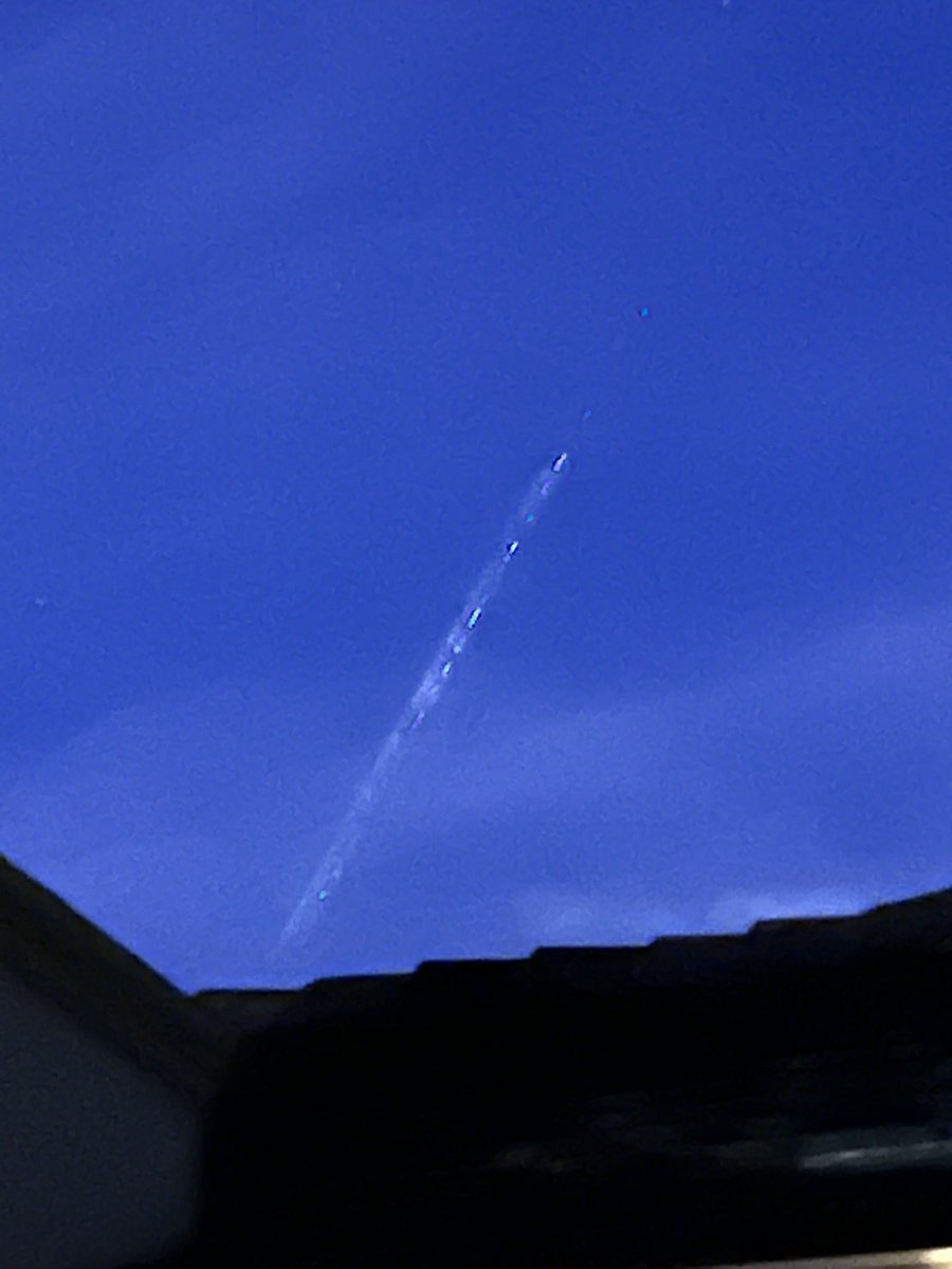 jee_0101's tweet photo. Anyone else see these moving lights in the sky tonight?  Asteroid??? #comet #meteor #asteroid https://t.co/FWOvde97CK