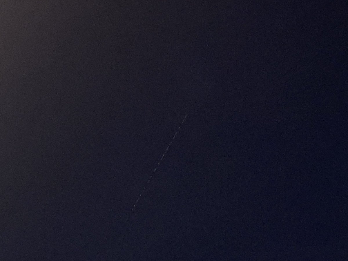 TianSmuts's tweet photo. Just spotted a string of satellites passing over Capetown South Africa @SpaceX Starlink? https://t.co/aXdJEVOp77