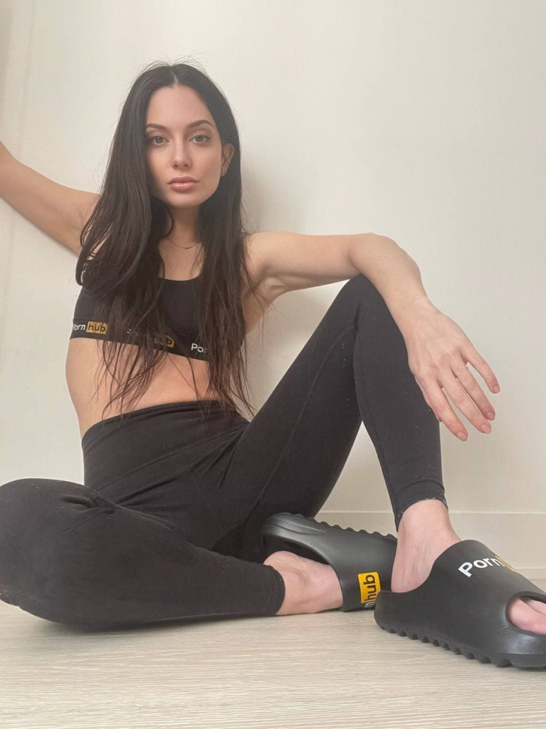 Pornhub's tweet photo. RETWEET to WIN our Pornhub Slides! 🤩 https://t.co/v3xUFcAqPD