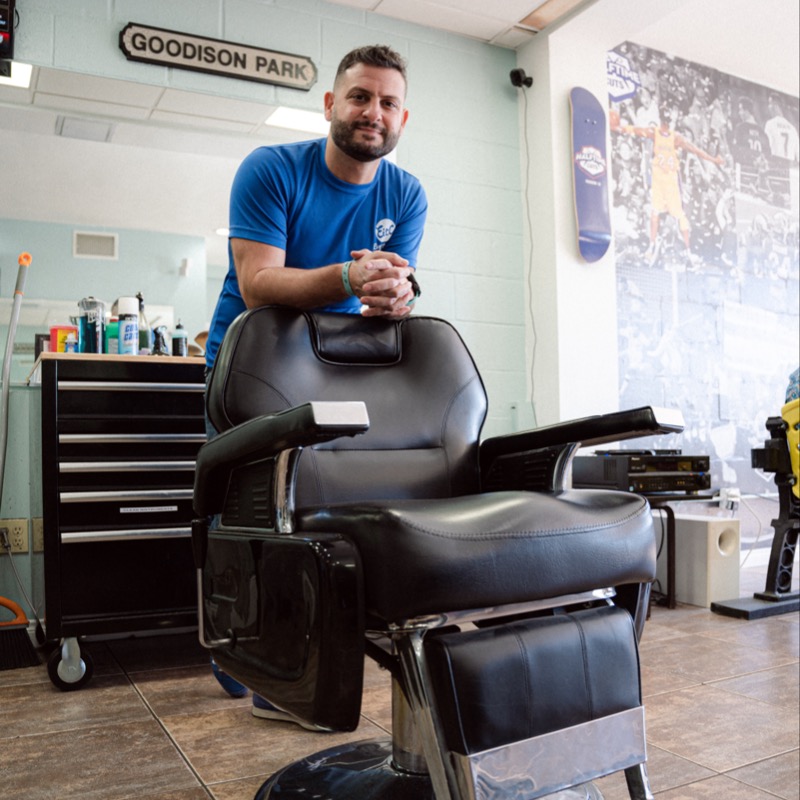 PLinUSA's tweet photo. Meet @TweetGyorgi, a barber in Pasadena whose passion for @EvertonInUSA has been returned in a most special way by the club he loves 💙

#PLFansOfAmerica 🔵 #NationalHaircutDay 💇‍♂️