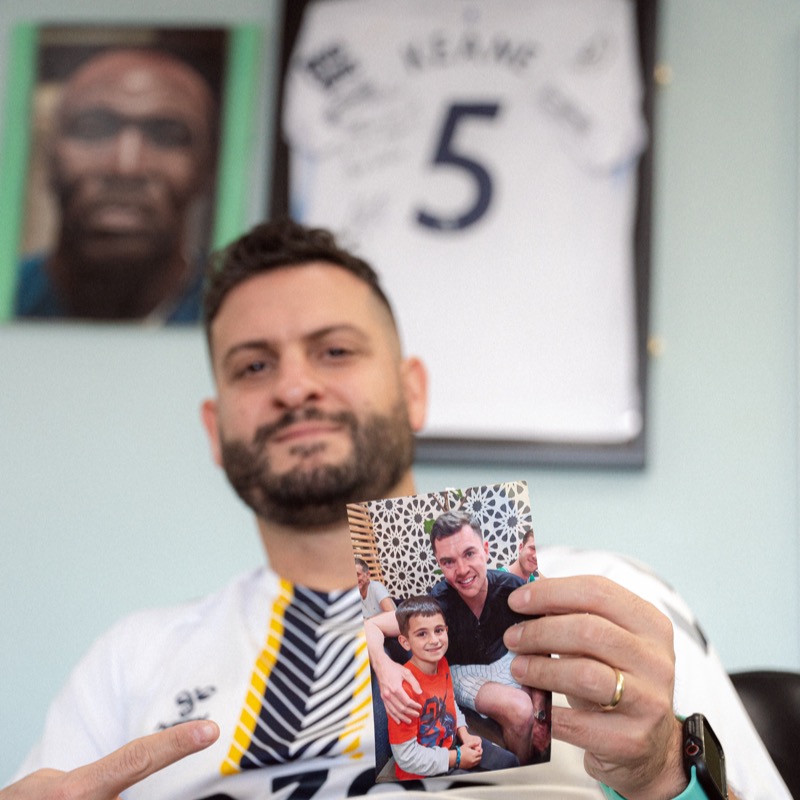 PLinUSA's tweet photo. Meet @TweetGyorgi, a barber in Pasadena whose passion for @EvertonInUSA has been returned in a most special way by the club he loves 💙

#PLFansOfAmerica 🔵 #NationalHaircutDay 💇‍♂️