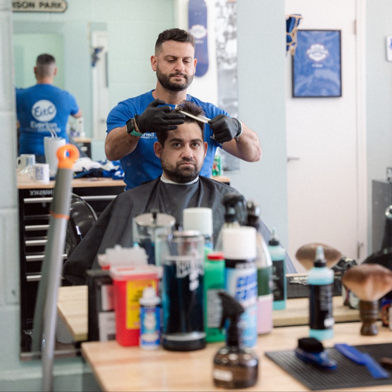 PLinUSA's tweet photo. Meet @TweetGyorgi, a barber in Pasadena whose passion for @EvertonInUSA has been returned in a most special way by the club he loves 💙

#PLFansOfAmerica 🔵 #NationalHaircutDay 💇‍♂️