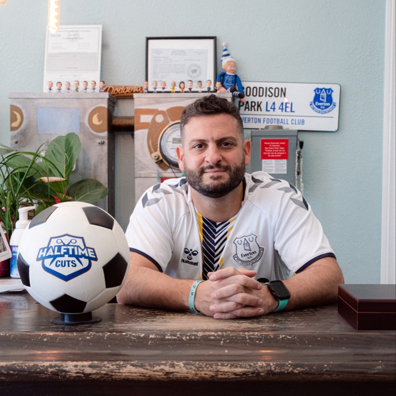 PLinUSA's tweet photo. Meet @TweetGyorgi, a barber in Pasadena whose passion for @EvertonInUSA has been returned in a most special way by the club he loves 💙

#PLFansOfAmerica 🔵 #NationalHaircutDay 💇‍♂️