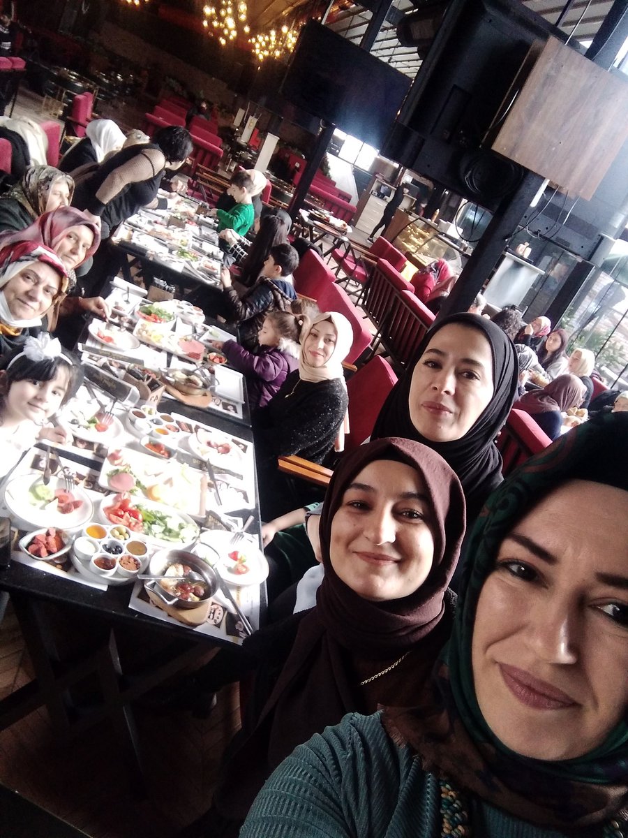 Hanımlar baştacımızdır şiarıyla hareket eden bir dernek olarak bügün dernek üyesi hanımlarımıza özel 8 Mart Dünya Kadınlar Günü vesilesiyle kahvaltı programı düzenledik.
Programda emeği geçen S.beyli Beld.Meclis Ü. <a href="/gbozer82/">Gülten Bozer 🇹🇷</a> ve Y. Kurulu üyemiz Zeynep Kavaklıoğlu'na teşk. ederiz