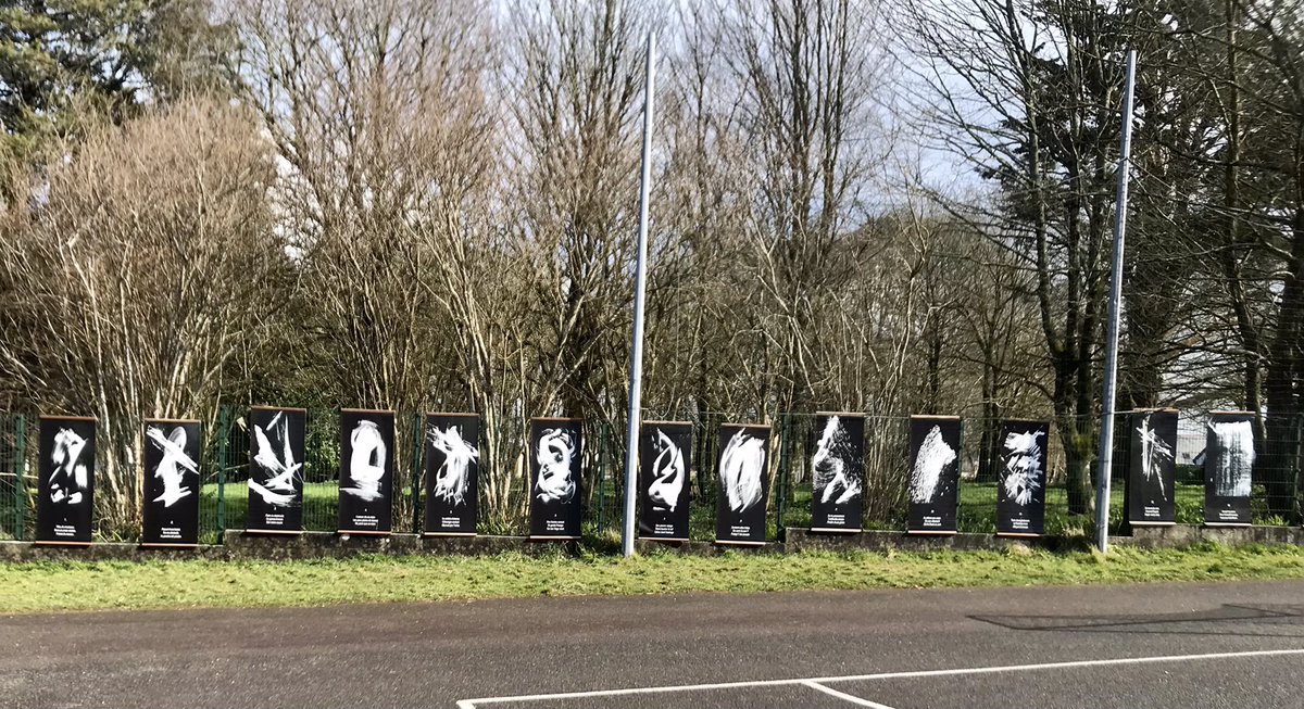 SteMarieGuilers's tweet photo. 🖼 Nouvelle #expo au collège !

Installation ce matin de l’exposition « Via Crucis » prêtée par les artistes Gilbert QUIOC (peintre) et Jean-Luc AUTRET (poète). 

15 toiles contemporaines symbolisant un chemin de croix.

Une nouvelle occasion de faire venir l’Art au #collège ! https://t.co/OVGim07YNS