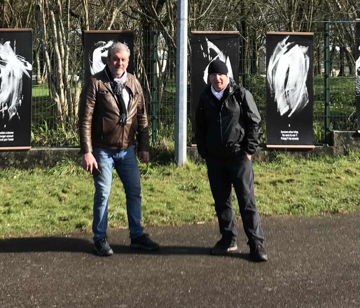 🖼 Nouvelle #expo au collège !

Installation ce matin de l’exposition « Via Crucis » prêtée par les artistes Gilbert QUIOC (peintre) et Jean-Luc AUTRET (poète). 

15 toiles contemporaines symbolisant un chemin de croix.

Une nouvelle occasion de faire venir l’Art au #collège !