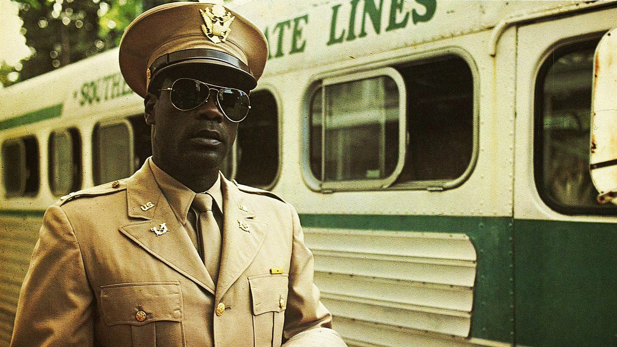 Чернокожий военный врач. Дензел Вашингтон солдат. Дензел Вашингтон машинист поезда. Афроамериканец 1984. A Soldier's story 1984.