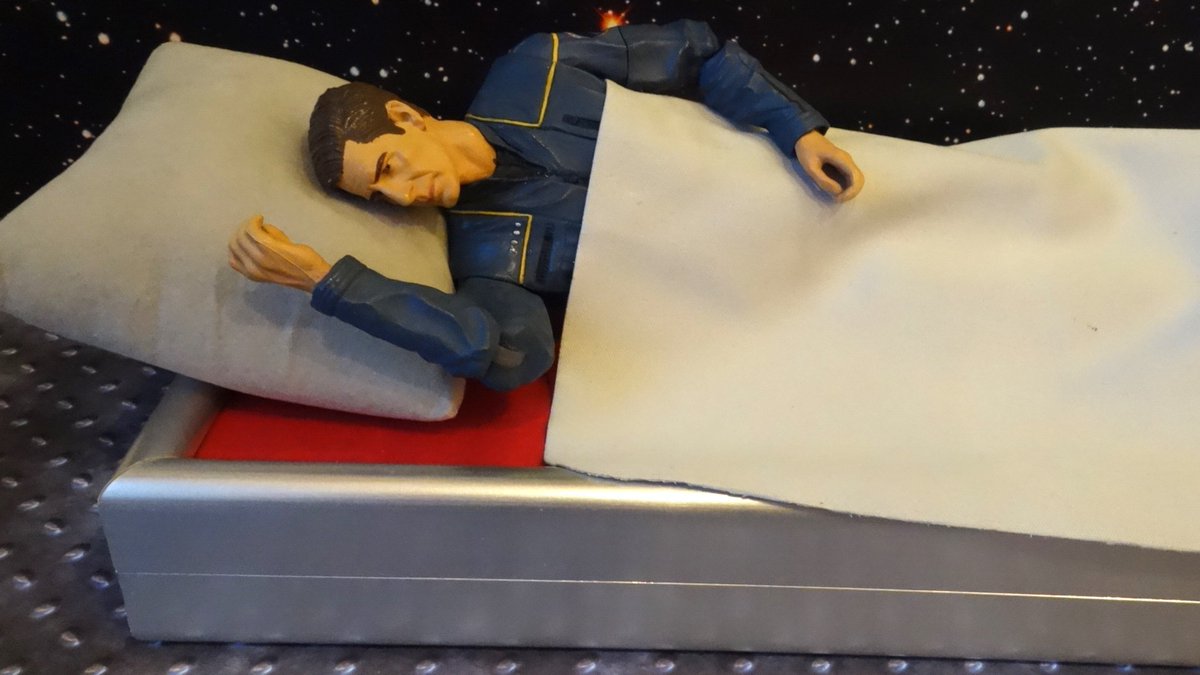 dieastra's tweet photo. Want to make a bed for your beloved captain? Get a thick silver picture frame (with ridges) or I glued together two thin ones. For the sheet I added a piece of red paper from my collection. #StarTrekEnterprise #Enterprsie @DrBecket @SugarCo52686108 @chibistef29 @StephanieGWill1 https://t.co/f8LgSywFpq