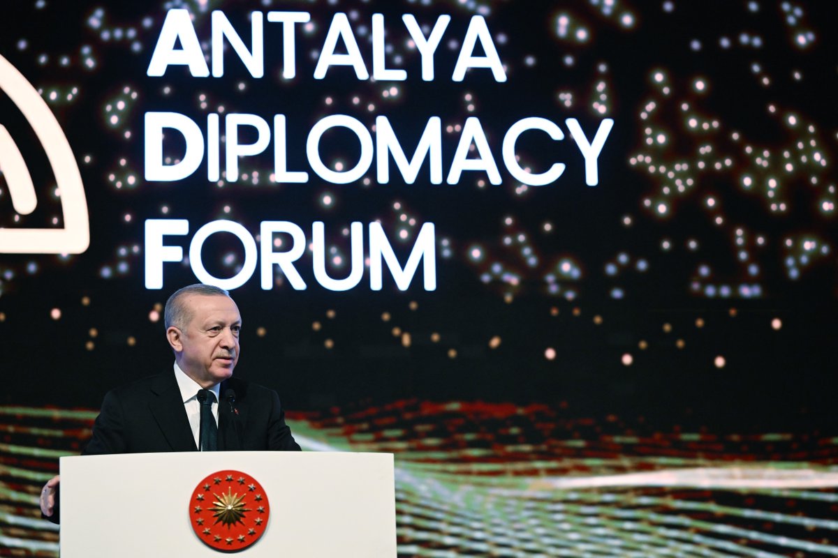 Savaşın değil barışın egemen olduğu bir dünya için gayret etmeyi sürdüreceğiz.