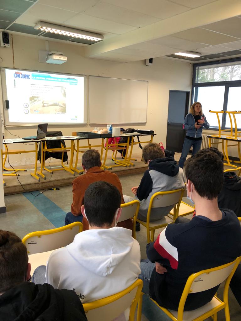 lyc_bascan_ramb's tweet photo. [#BascanSpirit #OptionEPS #Psc1] Formation PSC1 🩺aujourd'hui pour les élèves de 2nde option 🤾‍♀️ EPS 👍 https://t.co/nTkkRX7Z0a