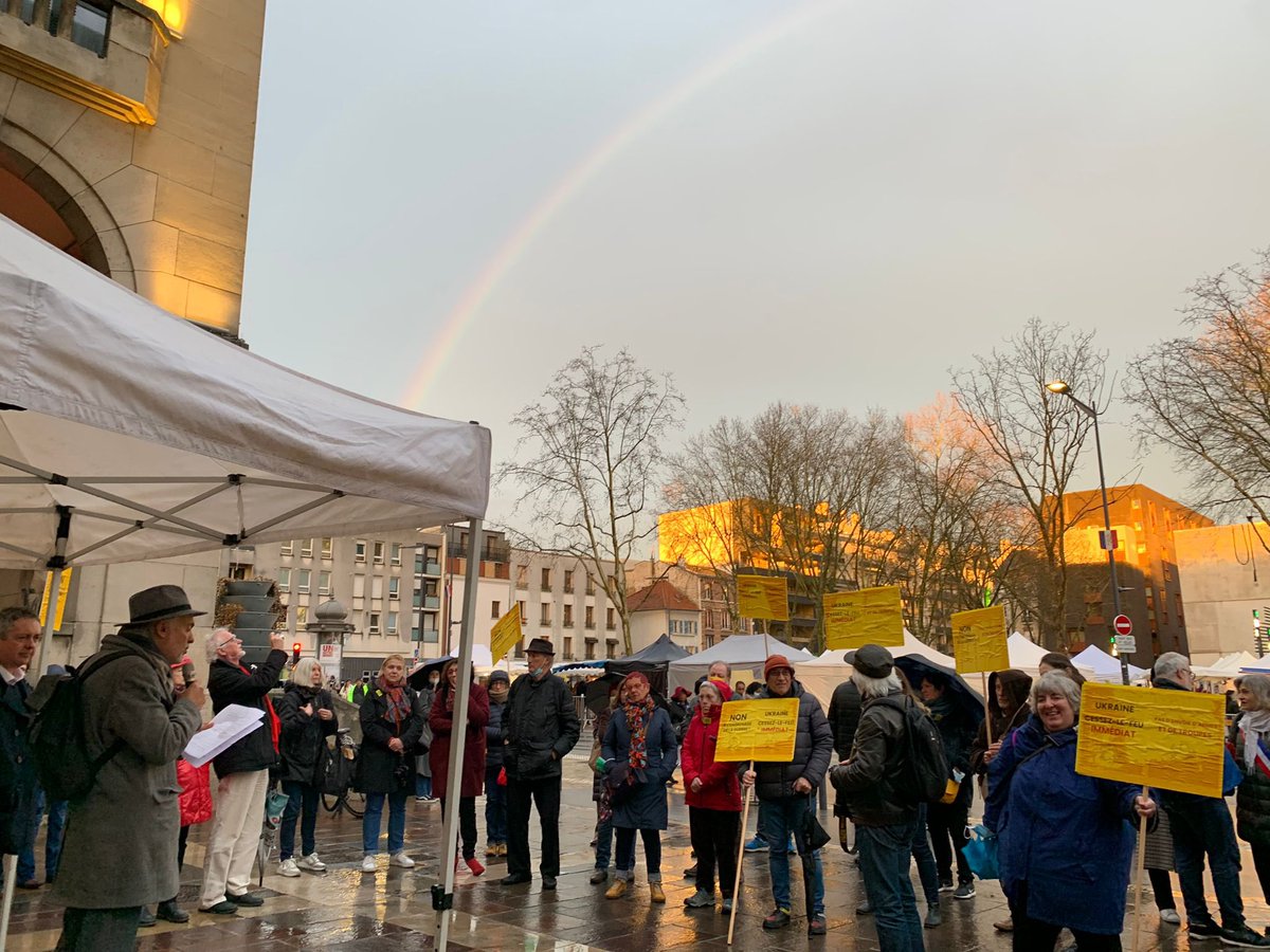 PCF_Montreuil's tweet photo. 🟡🔵 Une centaine de personnes était présente ce soir, sous un bel arc-en-ciel au Rassemblement pour la paix organisé avec une quinzaine d’association montreuilloise, engagée pour la paix dans le monde. 🕊 https://t.co/HVivEsP9B8