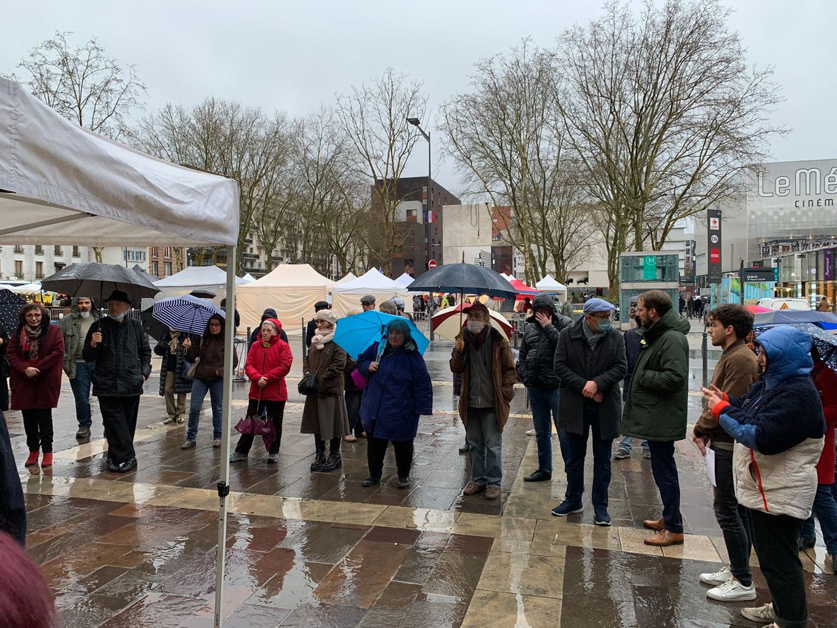 PCF_Montreuil's tweet photo. 🟡🔵 Une centaine de personnes était présente ce soir, sous un bel arc-en-ciel au Rassemblement pour la paix organisé avec une quinzaine d’association montreuilloise, engagée pour la paix dans le monde. 🕊 https://t.co/HVivEsP9B8
