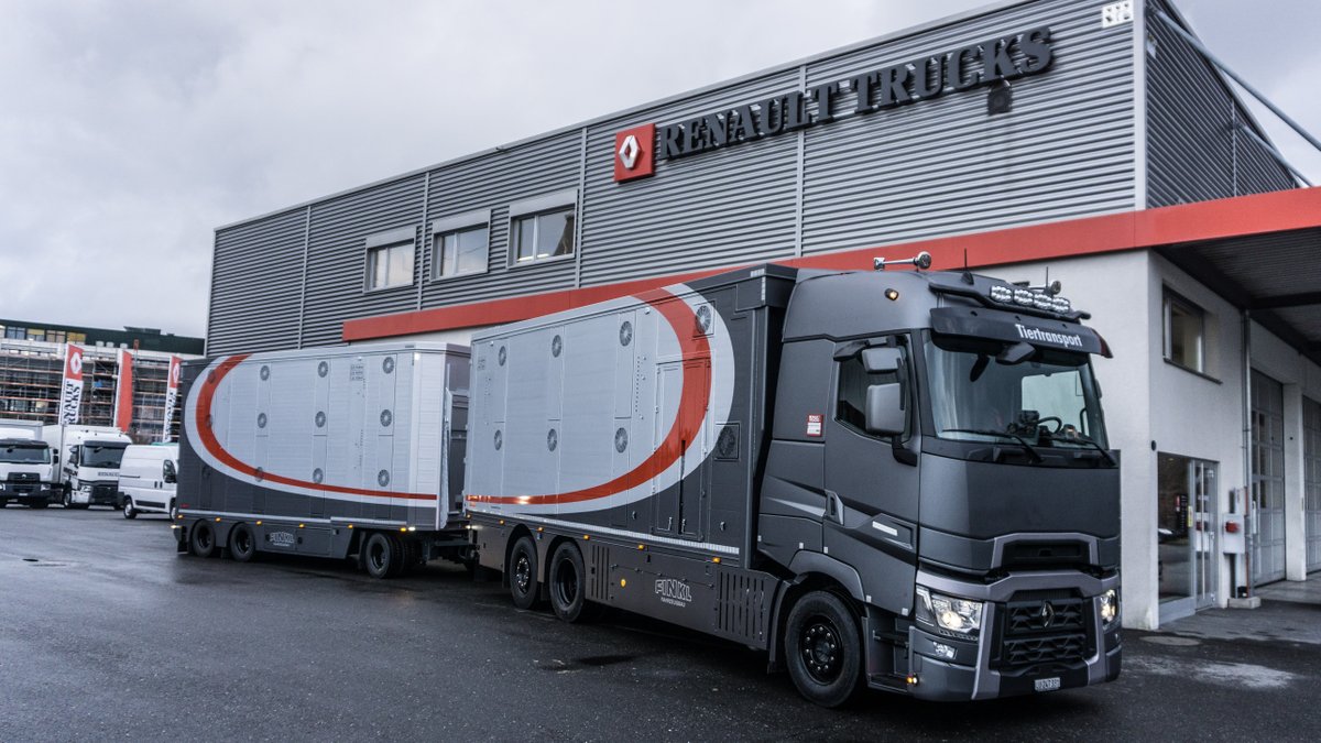 RenaultTrucksCH's tweet photo. Ein wirklich nicht zu verachtendes Renault Trucks T Legacy Modell durften unsere Freunde vom J. Windlin AG Nutzfahrzeug Center übergeben. Wieder einmal eine grandiose Arbeit.
#renaulttrucks #renaulttrucksch #windlin #legacy https://t.co/Cfn5b2hnZI