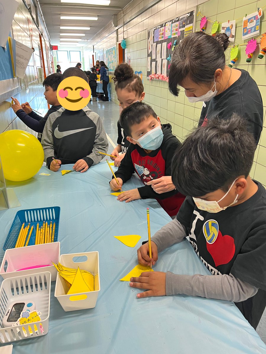 PS10FortHill's tweet photo. Station 3: WATCH US BLOOM! 🌸🌺💐🌷🌻 Peep 👀 our goals we set for ourselves as a school!! #InternationalSELDay 💛 @DrMarionWilson @SIBOD31 @NYCSchools @DOEChancellor @teacherromero72 @jenn_funes https://t.co/cOEZKxNBVZ