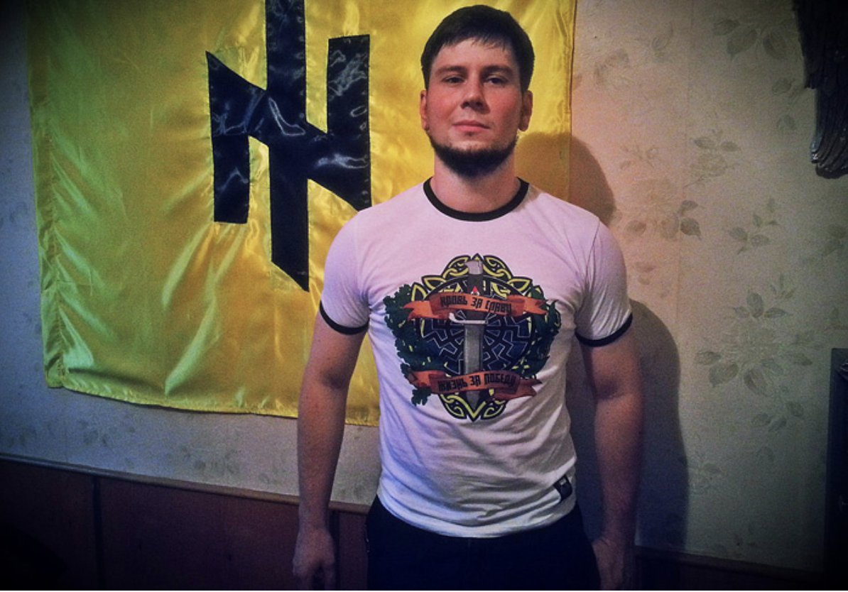Rusos nazis combatiendo con los ucranianos nazis contra los rusos ¿Es posible? Lo es. Este es Roman Zhelezkov. En 2014 huyó de Rusia donde había atentado en diversas ocasiones contra los antifascistas en Moscú para unirse al Batallón Azov. Fue juzgado en Rusia en ausencia