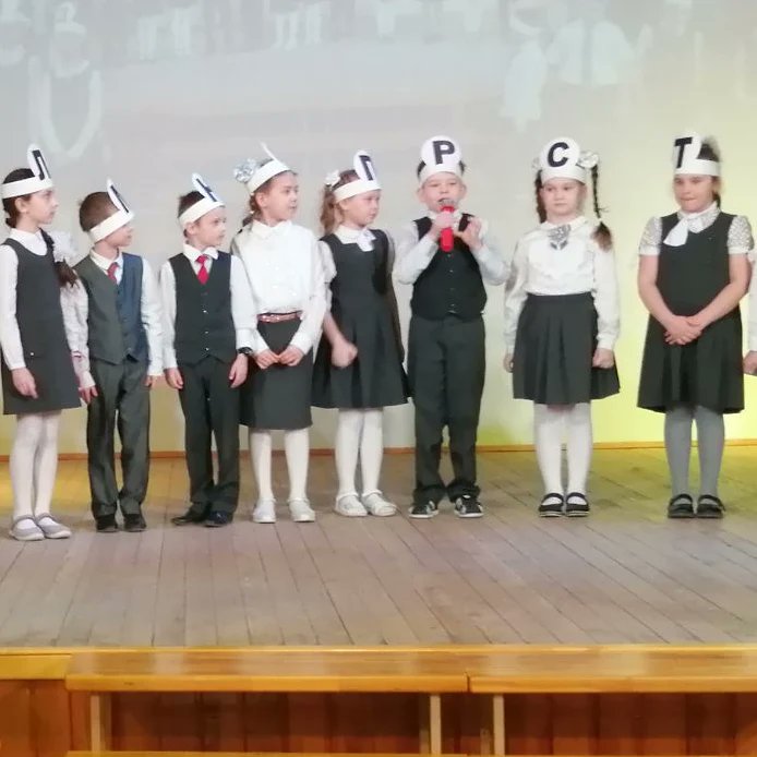 lepschina1's tweet photo. Первая книга первоклассников #мбушкола93 прочитана, и расставание с ней, педагоги сделали для ребят ярким событием. Праздник получился необычным и весёлым. Ребята участвовали в конкурсах, отвечали на вопросы, читали стихи о буквах, пели песни и даже танцевали #планета93 https://t.co/htPsPdPFvh