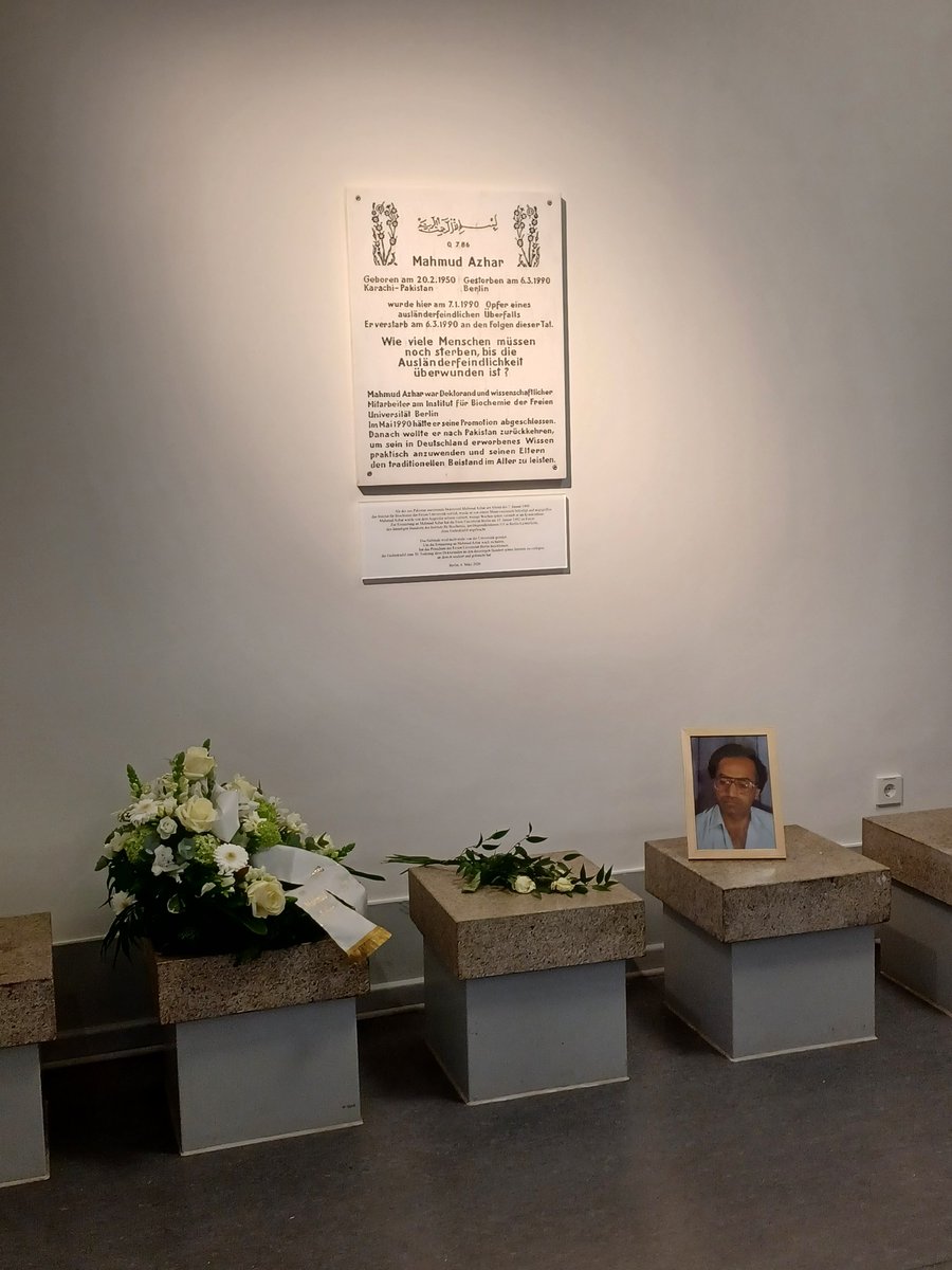 astafu's tweet photo. Gedenken an Mahmud Azhar 6. März 2022 - Bericht als Thread

Vergangenen Sonntag (6.März) jährte sich zum 32. Mal der Todestag von Mahmud Azhar, der an den Folgen eines rassistischen Angriffs auf ihn am 07.01.1990 auf dem Campus der Freien Universität (FU) verstarb. Anlässlich des https://t.co/qFGDwok1hH