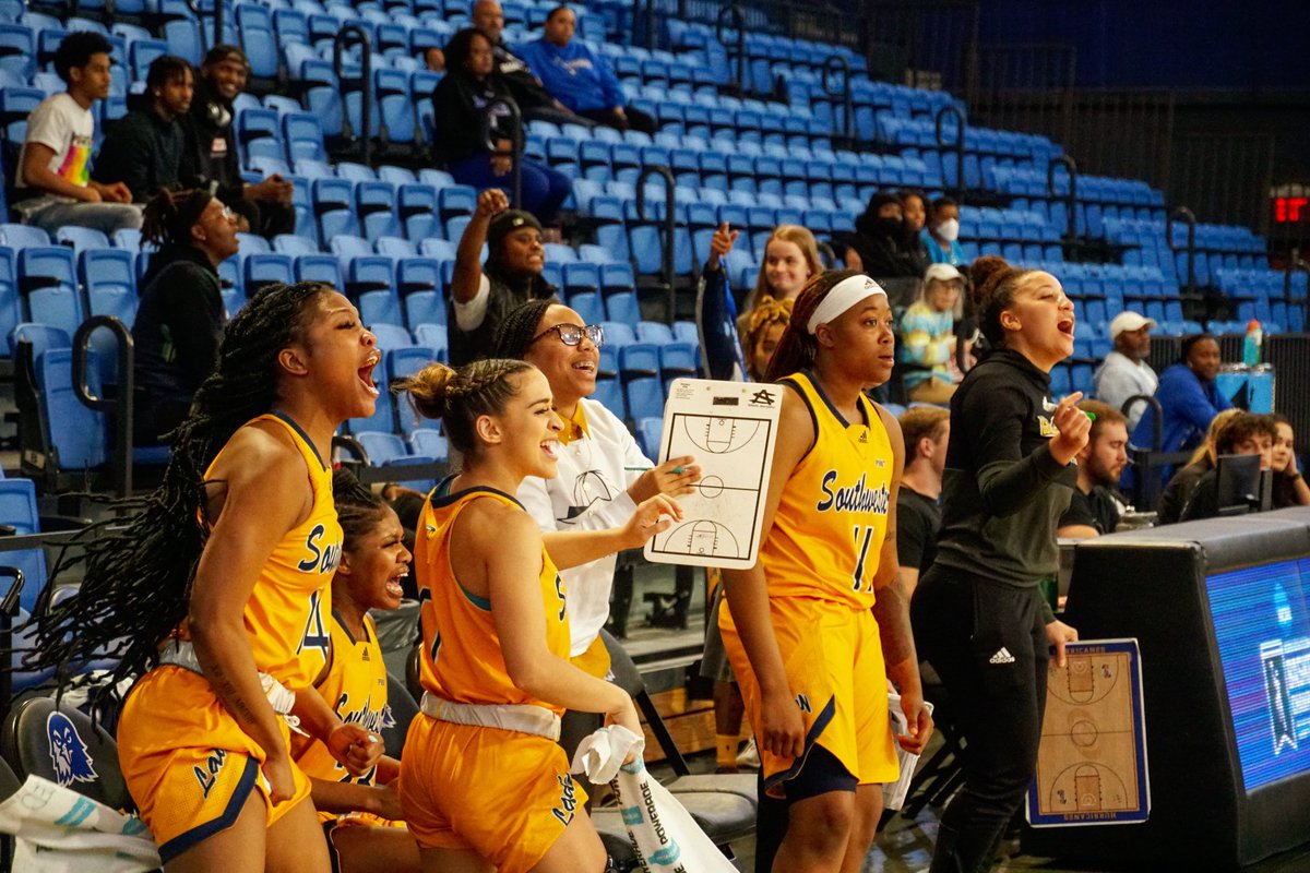 GSWAthletics's tweet photo. LADY CANES LEAD😤
Nine minutes to go.
#CategoryFive🖐 | #WeTheStorm🌀 https://t.co/yhT2G11ROS