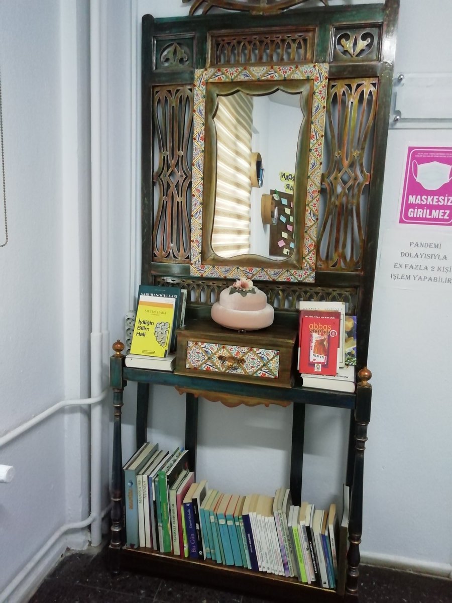 Kurumumuzdaki atık ve atıl durumdaki malzemeler kursiyer ve öğretmenlerimiz tarafından değerlendirilerek Geridönüşüm Kütüphanesi oluşturuldu.
@hayatboyuailesi <a href="/il_mem_45/">Manisa İl Millî Eğitim Müdürlüğü</a> <a href="/sehzadelermem/">Şehzadeler İlçe Millî Eğitim Müdürlüğü</a>