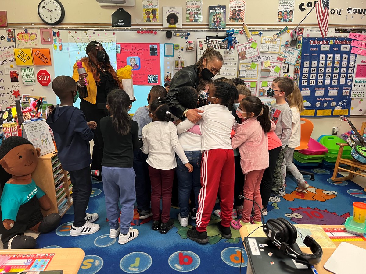 Spring Valley had a very special visitor this morning~ Mayor O'Neal! The students loved having her as a guest in their Kinder Classroom! #Buzzinthevalley #Bestplaceto🐝#WeareDPS @MayorEONeal @DurhamPublicSch @pmubenga