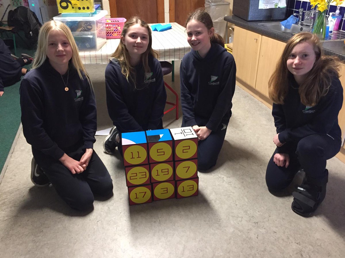 gaelscoilnadug1's tweet image. Rang 6 ag iarraidh teacht ar réiteach na faidhbe le chéile le IZAK9.@AbacusandHelix @Gaeloid #problemSolving @PrimaryScience #mathsolvers